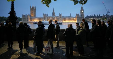 Gente haciendo fila para presentar sus respetos a la fallecida reina Isabel II en el Salón de Westminster en Londres, el jueves 15 de septiembre de 2022.