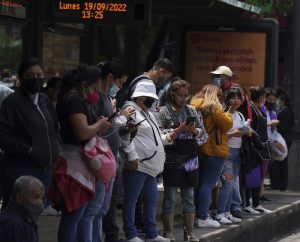 La gente se reúne en la calle luego de un terremoto de magnitud 7.7 en la Ciudad de México, el lunes 19 de septiembre de 2022.