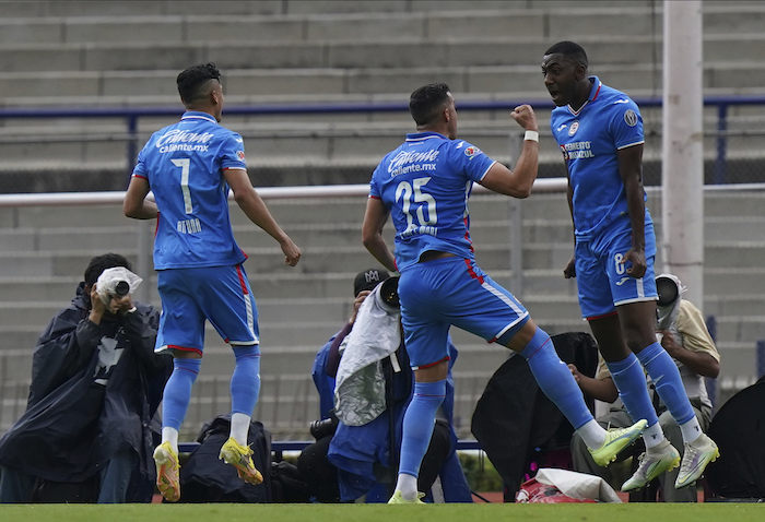 Gonzalo Carneiro (derecha), de Cruz Azul, festeja con sus compañeros tras anotar ante Pumas, el domingo 18 de septiembre de 2022, en un encuentro de la Liga Mx.