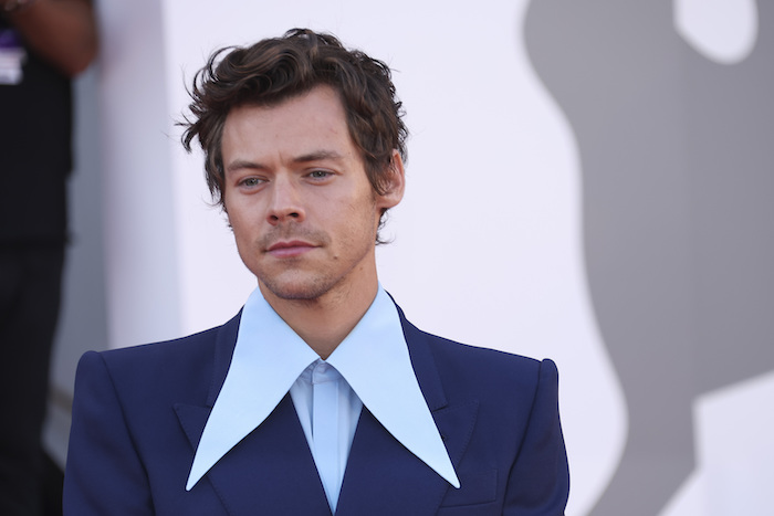 Harry Styles posa a su llegada al estreno de la película "Don't Worry Darling" en la 79a edición del Festival de Cine de Venecia en Venecia, Italia, el lunes 5 de septiembre de 2022.