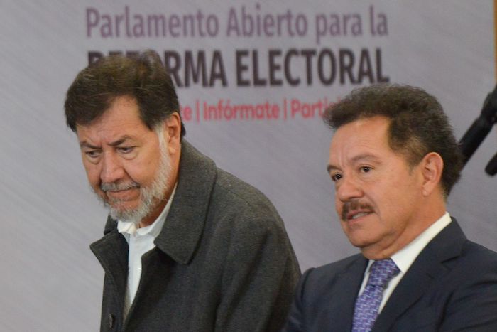 Gerardo Fernández Noroña, Diputado del PT, e Ignacio Mier, Diputado y coordinador de Morena, durante su salida de la inauguración de los foros del Parlamento Abierto para la Reforma Electoral, con la mesa "Integración de ayuntamientos municipales y alcaldías de la Ciudad de México".