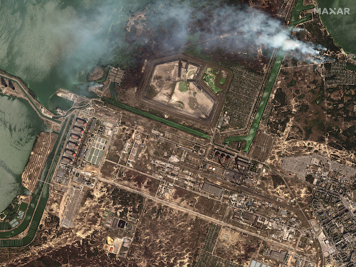 Esta imagen satelital proporcionada por Maxar Technologies muestra incendios en la vegetación afuera de la planta nuclear de Zaporiyia, el lunes 29 de agosto de 2022, en Ucrania.