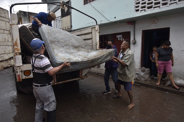 En el barrio El Santuario también salieron afectadas varias familias, quienes relataron que el agua empezó a subir a las 6 de la tarde del viernes y bajó el nivel hasta la 1 de la madrugada del sábado.