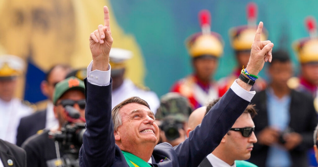 El Presidente brasileño Jair Bolsonaro señala hacia el cielo durante un desfile militar para conmemorar el bicentenario de que el país se independizó de Portugal, el miércoles 7 de septiembre de 2022, en Brasilia, Brasil.