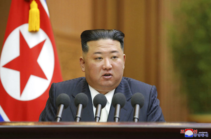 Esta imagen proporcionada por el Gobierno norcoreano muestra al líder norcoreano, Kim Jong Un, durante un discurso al parlamento en Pyongyang, Corea del Norte, el 8 de septiembre de 2022.