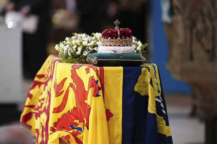 La Corona de Escocia sobre el ataúd de la reina Isabel II durante una misa conmemorativa en la Catedral de San Giles en Edimburgo, el lunes 12 de septiembre de 2022.