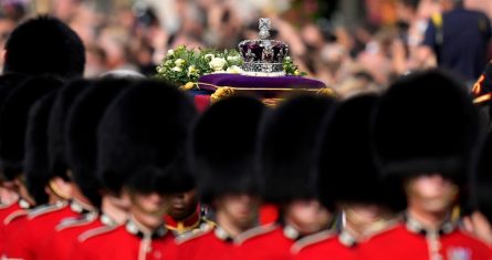 La Corona Imperial del Estado yace sobre el ataúd de la reina Isabel II durante una procesión del Palacio de Buckingham al Salón Westminster, el miércoles 14 de septiembre de 2022, en Londres.