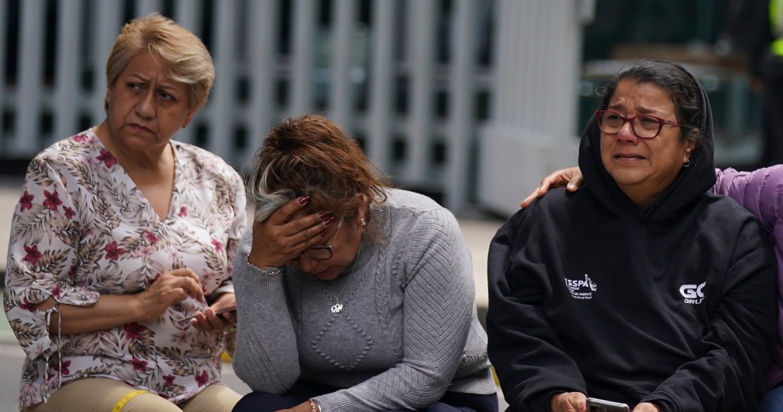 La gente se reúne en la calle luego de un terremoto de magnitud 7.7 en la Ciudad de México, el lunes 19 de septiembre de 2022.