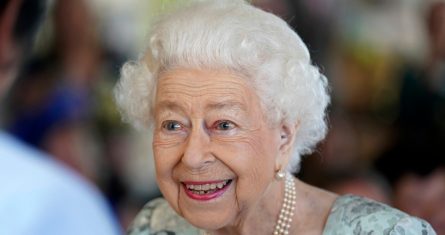 La reina Isabel II de Gran Bretaña durante una visita para inaugurar el nuevo edificio en Thames Hospice, Maidenhead, Inglaterra, el 15 de julio de 2022.