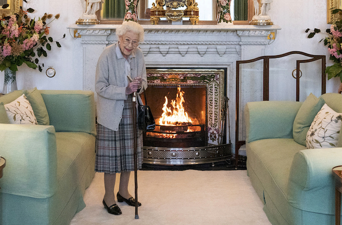 La reina Isabel II de Gran Bretaña espera en el Drawing Room antes de recibir a Liz Truss para una audiencia en Balmoral, Escocia, el 6 de septiembre de 2022, donde Truss fue invitada a convertirse en Primera Ministra y formar un nuevo Gobierno.