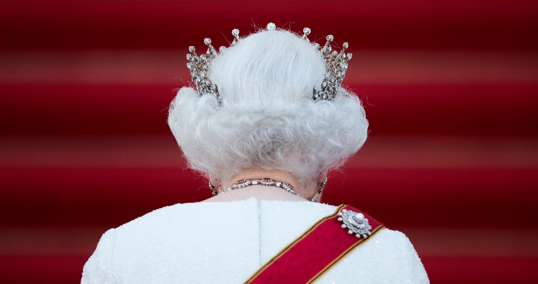 En esta foto del 24 de junio de 2015, la reina Isabel II de Gran Bretaña llega para una cena oficial de Estado frente a la residencia del presidente alemán Joachim Gauck, el Palacio Bellevue en Berlín.