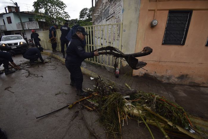 Autoridades y habitantes de Tixtla, Guerrero, realizan labores de limpieza tras el paso de "Lester".