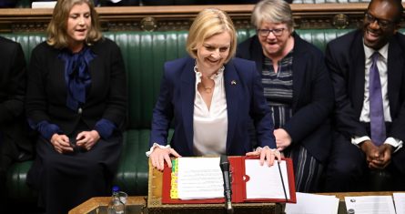 En esta imagen proporcionada por el Parlamento británico, la Primera Ministra de Gran Bretaña, Liz Truss, habla durante una sesión de preguntas al Gobierno en la Cámara de los Comunes en Londres, el miércoles 7 de septiembre de 2022.