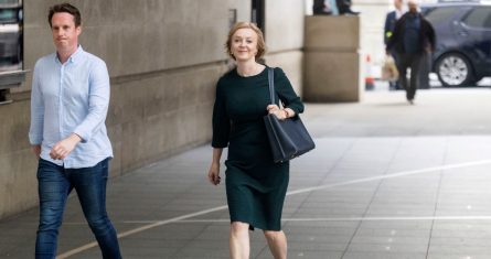 La Canciller británica Liz Truss llega a la BBC en Londres el domingo 4 de septiembre de 2022.