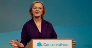 Liz Truss da un discurso después de ganar el concurso de liderazgo del Partido Conservador en el Queen Elizabeth II Centre de Londres, el lunes 5 de septiembre de 2022.