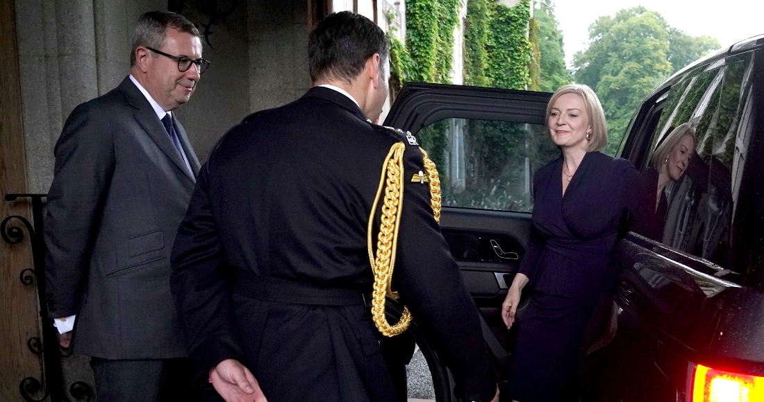 La flamante líder del Partido Conservador británico, Liz Truss, es recibida por el edecán de la reina Isabel II, teniente coronel Tom White, y su secretario privado Sir Edward Young a su arribo al Palacio de Balmoral, donde la reina la invitará a asumir como Primera Ministra y formar Gobierno, en Aberdeenshire, Escocia, martes 6 de setiembre de 2022.