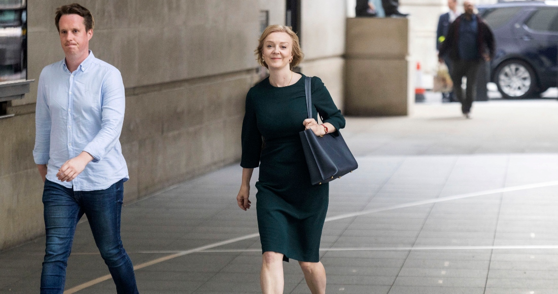 La Canciller británica Liz Truss llega a la BBC en Londres el domingo 4 de septiembre de 2022.