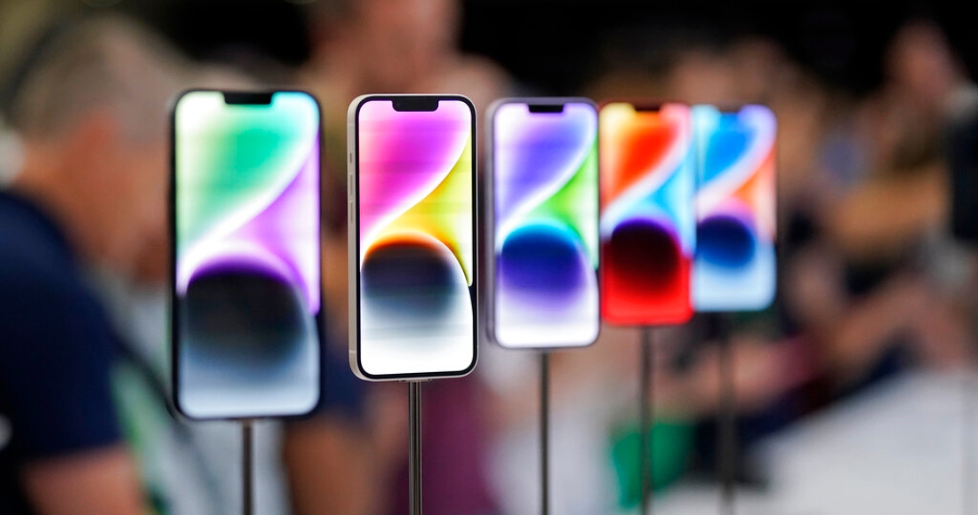 Los nuevos iPhone 14 en exhibición en un evento de Apple, en la sede de la empresa en Cupertino, California, el 7 de septiembre de 2022.