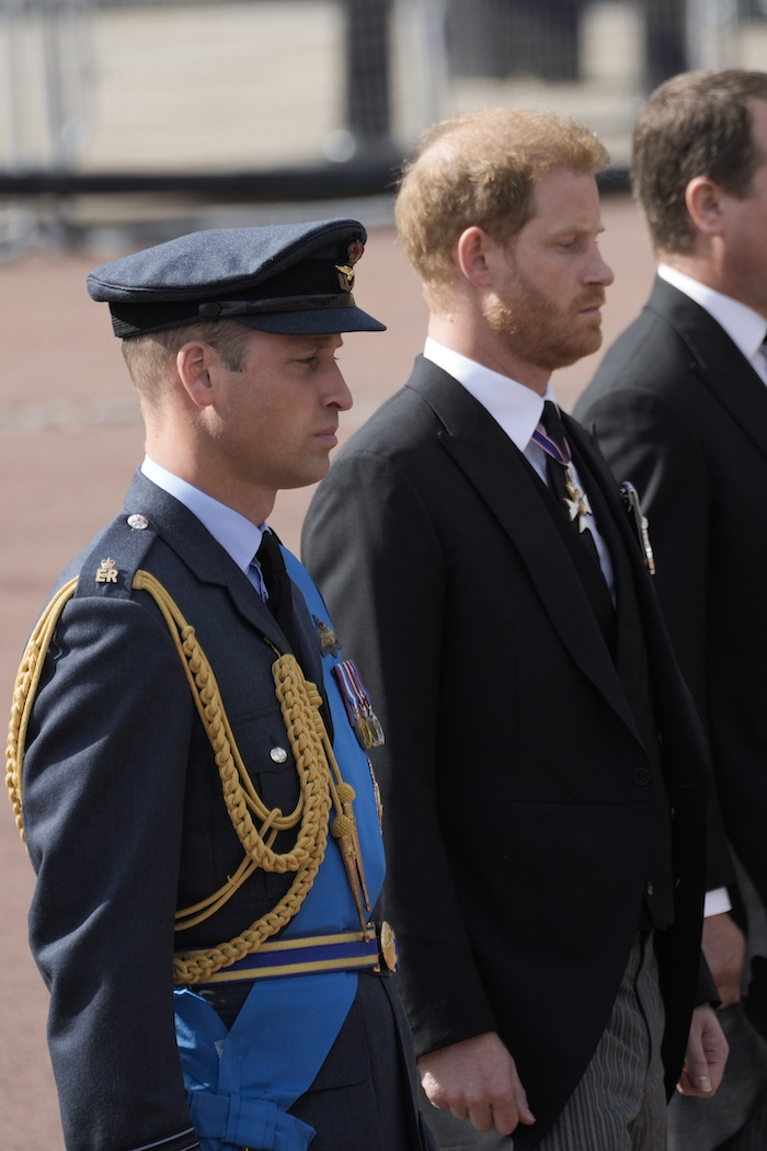 Los príncipes Guillermo, izquierda, y Enrique, 2do izquierda, siguen el féretro de la reina Isabel II en la procesión desde el Palacio de Buckingham hasta el Parlamento, Londres, miércoles 14 de setiembre de 2022. 