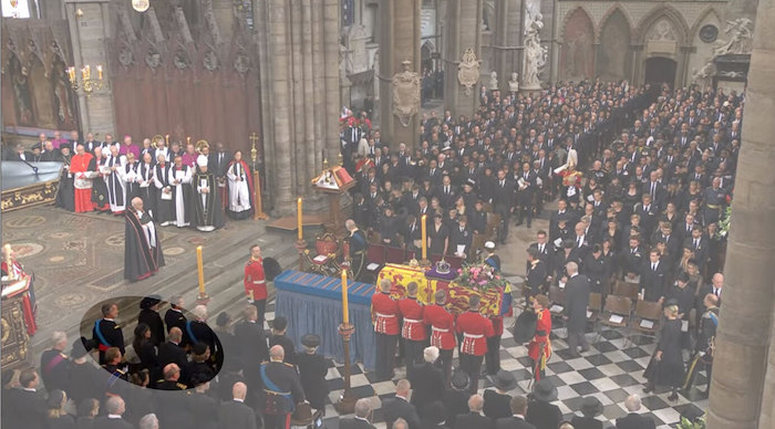 Los reyes de España sentados junto a los eméritos en el funeral de Isabel II.