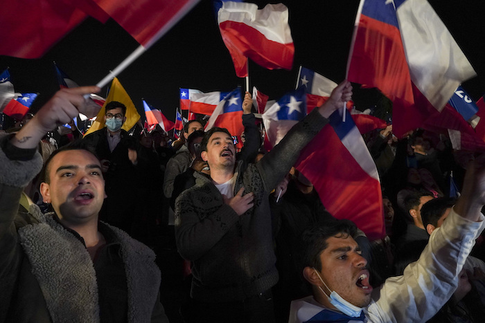 Manifestantes protestan contra la nueva Constitución propuesta en Santiago, Chile, el jueves 1 de septiembre de 2022.