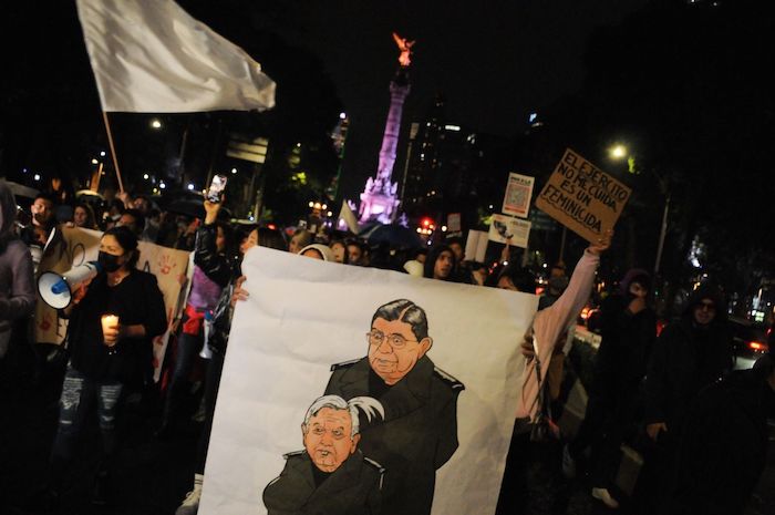 Distintas organizaciones marcharon desde el Ángel de la Independencia rumbo al Senado de la República para manifestarse en contra de la militarización de la Guardia Nacional.