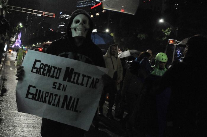 Bajo una intensa lluvia y entre banderas blancas, veladoras y carteles con la leyenda “el Ejército no me cuida”, cientos de manifestantes marcharon desde el Ángel de la Independencia hacia la sede del Senado.