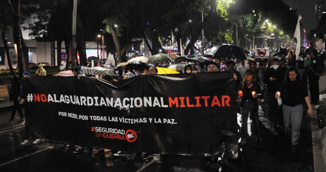 Distintas organizaciones marcharon desde el Ángel de la Independencia rumbo al Senado de la República para manifestarse en contra de la militarización de la Guardia Nacional.