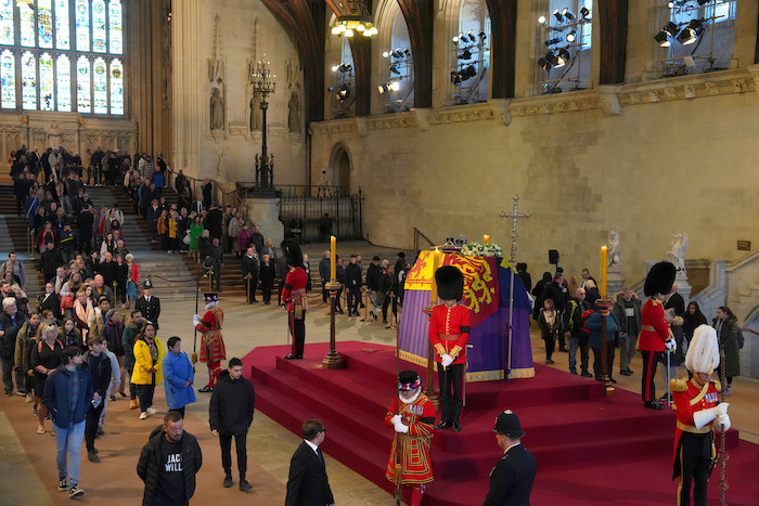 Miembros del público caminan frente al ataúd de la reina Isabel II, en el Salón Westminster, en Londres, el sábado 17 de septiembre de 2022.