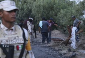 Voluntarios drenan agua de una mina de carbón inundada donde varios mineros quedaron atrapados, en Sabinas, en el estado mexicano de Coahuila.