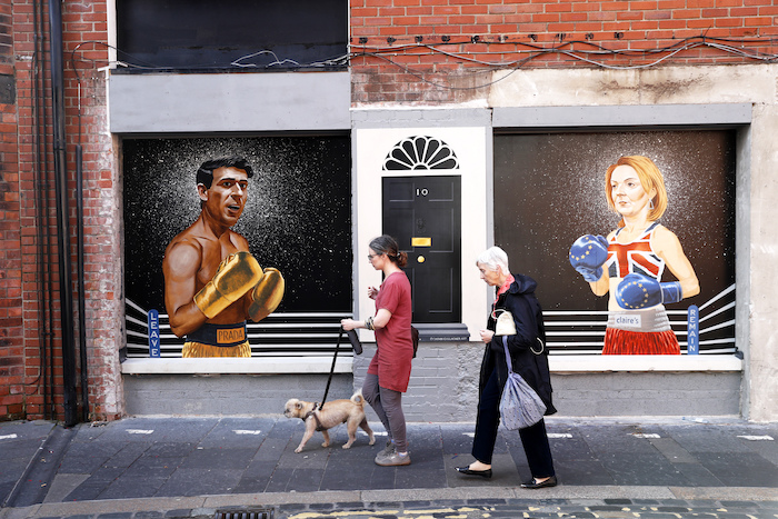 Mural con los retratos de la Secretaria de Relaciones Exteriores de Gran Bretaña, Liz Truss, y el exjefe del Tesoro, Rishi Sunak, en Belfast, Irlanda del Norte, el 16 de agosto de 2022.