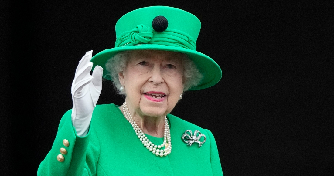 La reina Isabel II saluda a la multitud durante el desfile de su Jubileo de Platino en el Palacio de Buckingham en Londres el 5 de junio de 2022, en el último diá de celebraciones por el jubileo. La reina Isabel II, la monarca con el reinado más largo de Gran Bretaña y una roca de estabilidad durante la mayor parte de un siglo turbulento, falleció el jueves 8 de septiembre de 2022 después de 70 años en el trono, informó el Palacio de Buckingham. Tenía 96 años.