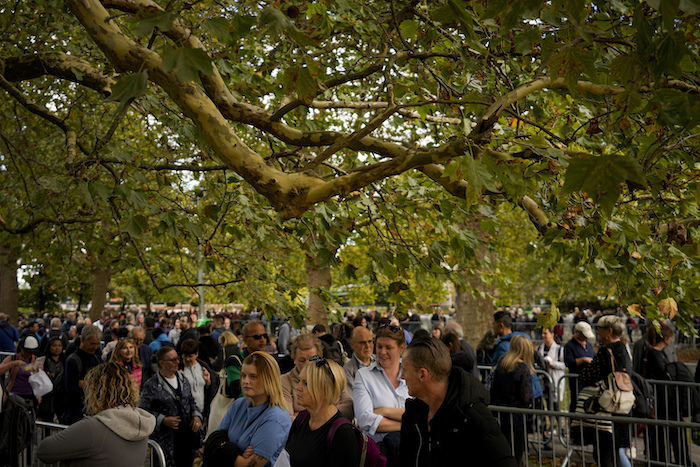 Numerosas personas se forman el viernes 16 de septiembre de 2022 para presentar sus respetos a la difunta reina Isabel II, cuyo ataúd fue instalado en capilla ardiente en Westminster Hall, en Southwark Park, Londres.