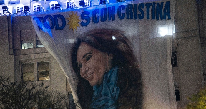 Una pancarta con el retrato de la Vicepresidenta argentina Cristina Fernández cuelga de un edificio del Gobierno la madrugada del viernes 2 de septiembre de 2022, horas después de que una persona la apuntara con un arma afuera de su casa en Buenos Aires, Argentina.