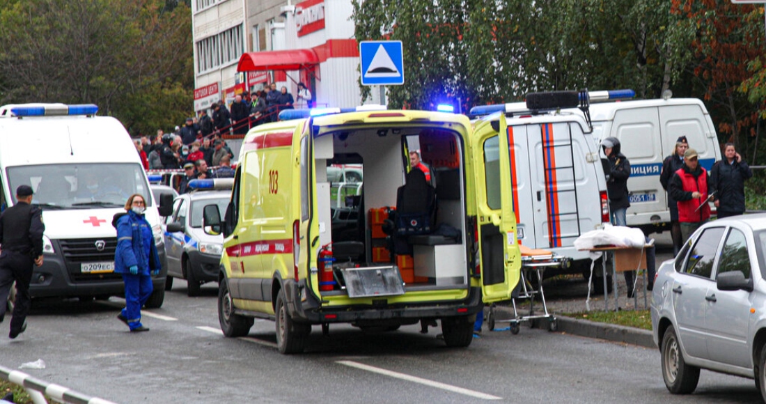 Policía y paramédicos trabajan en el lugar de un tiroteo en la escuela Número 88 en Izhevsk, Rusia, el lunes 26 de septiembre de 2022.