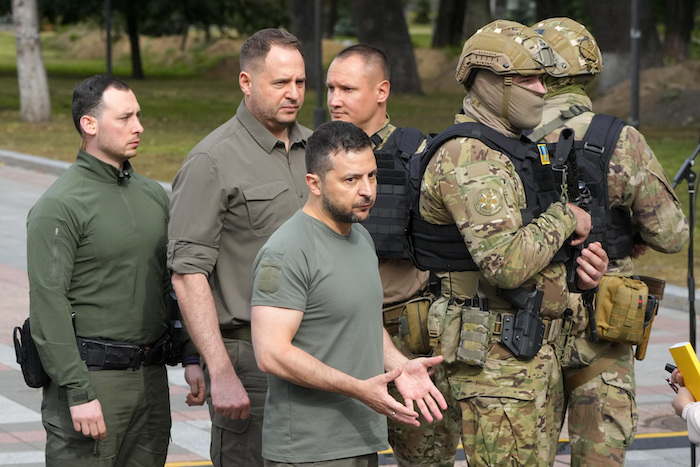 El Presidente ucraniano Volodímir Zelenski, al centro, gesticula tras ofrecer una conferencia de prensa el viernes 9 de septiembre de 2022, en Kiev, Ucrania.