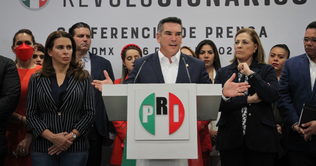 Alejandro Moreno, dirigente nacional del Partido Revolucionario Institucional (PRI), acompañado de legisladores priistas.