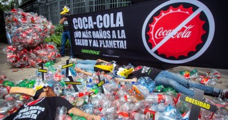 Activistas de Greenpeace y el Poder del Consumidor se manifestaron frente a las oficinas centrales de Coca-Cola en la Alcaldía Miguel Hidalgo de la Ciudad de México.