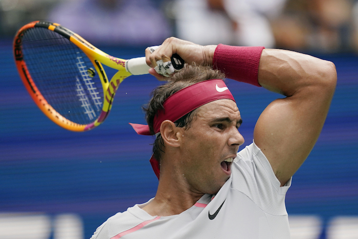 Rafael Nadal devuelve ante Frances Tiafoe en la cuarta ronda del US Open, el lunes 5 de septiembre de 2022, en Nueva York.