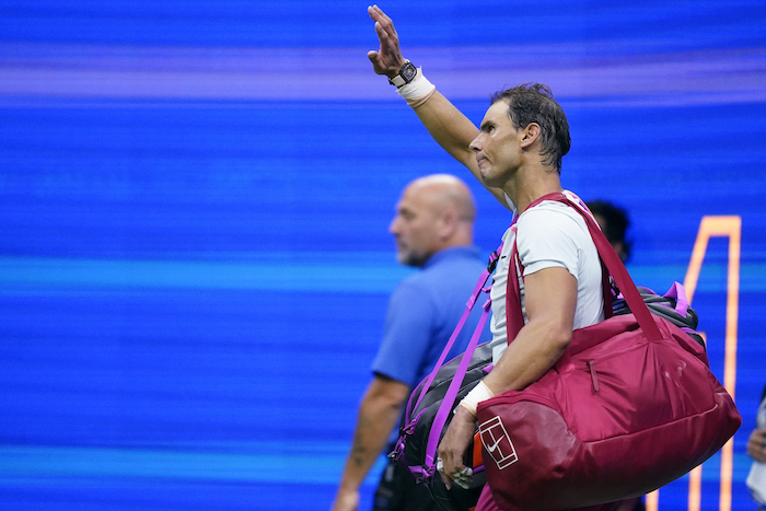 Rafael Nadal saluda tras perder ante Frances Tiafoe en la cuarta ronda del US Open, el lunes 5 de septiembre de 2022, en Nueva York.