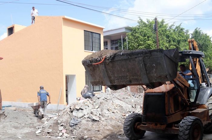 Albañiles trabajan en la construcción de casas en la ciudad de Jojutla, Morelos, la cual fue severamente afectada por el sismo del 19 de septiembre del 2017.