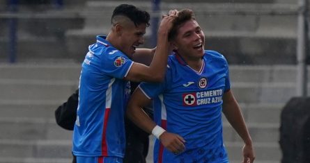 Rodrigo Huescas (derecha), de Cruz Azul, festeja con su compañero Carlos Antuna, tras anotar ante Pumas en un encuentro de la Liga Mx, disputado el domingo 18 de septiembre de 2022.