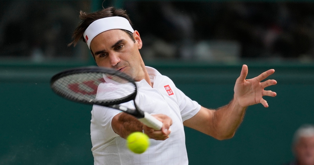 El suizo Roger Federer regresa un tiro del polaco Hubert Hurkacz durante los cuartos de final de sencillos en la rama varonil de Wimbledon, en Londres, el 7 de julio de 2021.