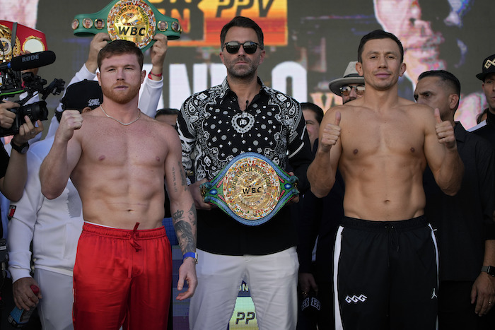 Saúl "Canelo" Álvarez y Gennady Golovkin posan durante la ceremonia del pesaje, el viernes 16 de septiembre, en Las Vegas, antes de su pelea.