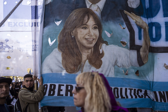 Partidarios de la Vicepresidenta argentina Cristina Fernández se reúnen en la Plaza de Mayo al siguiente de que una persona le apuntara con un arma afuera de su casa en Buenos Aires, Argentina, el viernes 2 de septiembre de 2022.