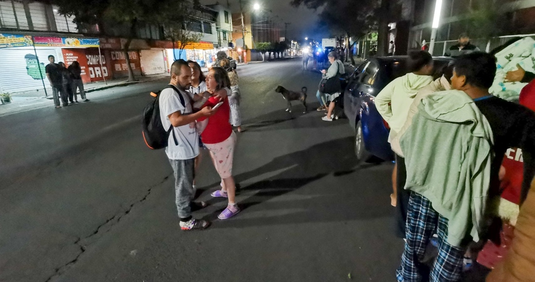 Un sismo de magnitud 6.9 sacudió esta madrugada a las y los habitantes de la Ciudad de México que tuvieron que salir en pijama luego de que sonara la alerta sísmica.