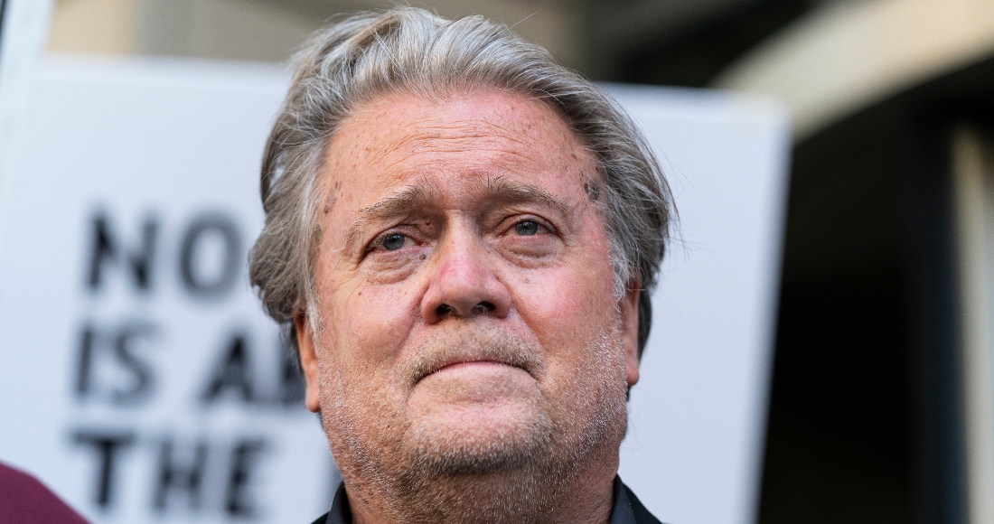 El exestratega de la Casa Blanca Steve Bannon, sale de una Corte Federal en Washington, 22 de julio de 2022.