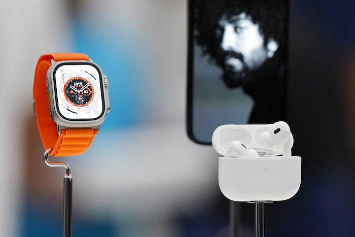 Un Apple Watch Ultra (izquierda), y los nuevos AirPods Pro de segunda generación durante el evento de presentación de Apple, en la sede de la compañía en Cupertino, California, el miércoles 7 de septiembre de 2022.