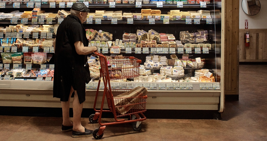 Un cliente compra en un supermercado, 27 de julio de 2022, en Nueva York.