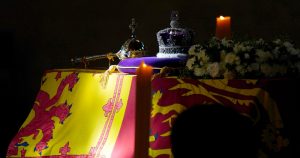 Un rayo de luz brilla sobre el féretro de la reina Isabel II envuelto en el estandarte real con la Corona Imperial de Estado, y el orbe y el cetro de la soberana durante sus honores de Estado de cuerpo presente en el catafalco en el Salón Westminster Hall, en el Palacio de Westminster, en Londres, el sábado 17 de septiembre de 2022.